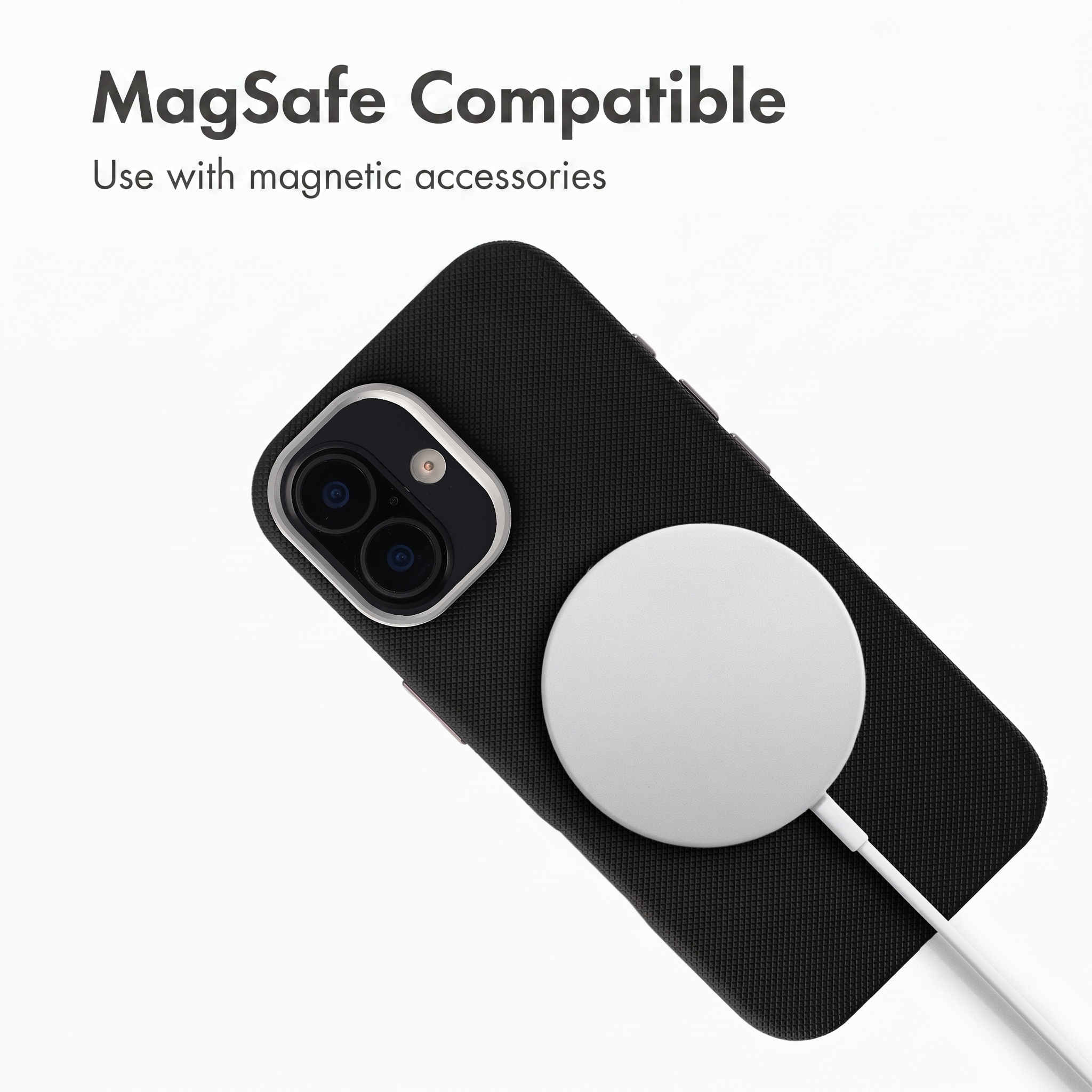 Uno smartphone nero con custodia su fondo bianco, con un caricabatterie circolare MagSafe sul retro.