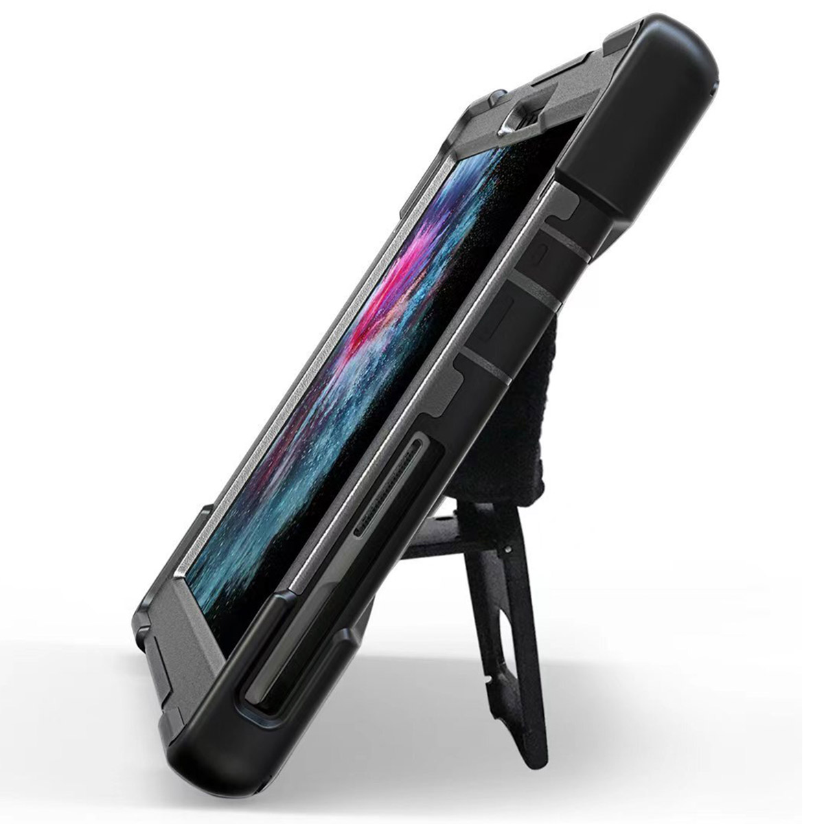 Un smartphone doté d'une coque de protection noire robuste est posé sur une table grâce à son support intégré.