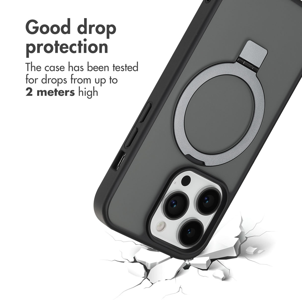 Custodia nera con anello MagSafe su piastrelle rotte e testo sulla protezione.