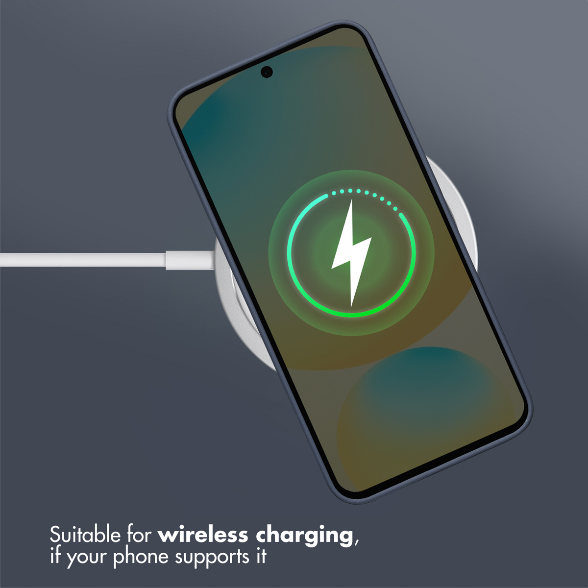 Uno smartphone si ricarica in modalità wireless su una base rotonda con icona di fulmine verde.