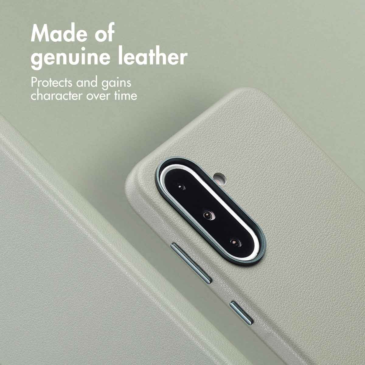 Una funda de piel verde claro para smartphone con recorte para triple cámara y texto que indica que es de piel genuina.