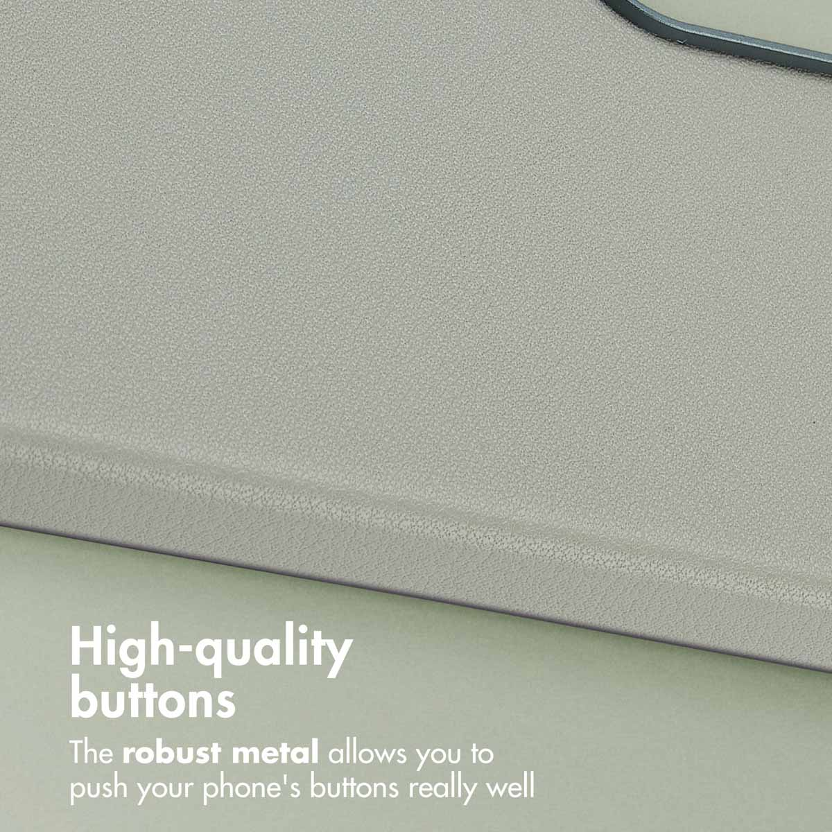 Primer plano de una funda de teléfono gris con botones metálicos y texto sobre botones de alta calidad.