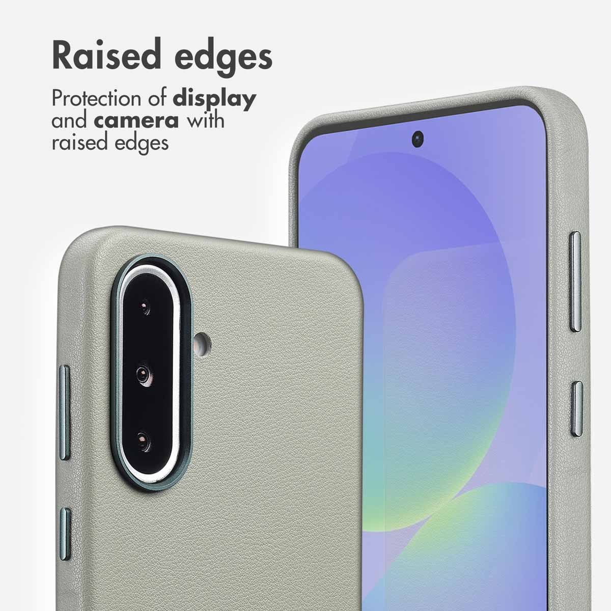 Un smartphone gris en una funda protectora con bordes elevados que protegen la pantalla y la cámara.