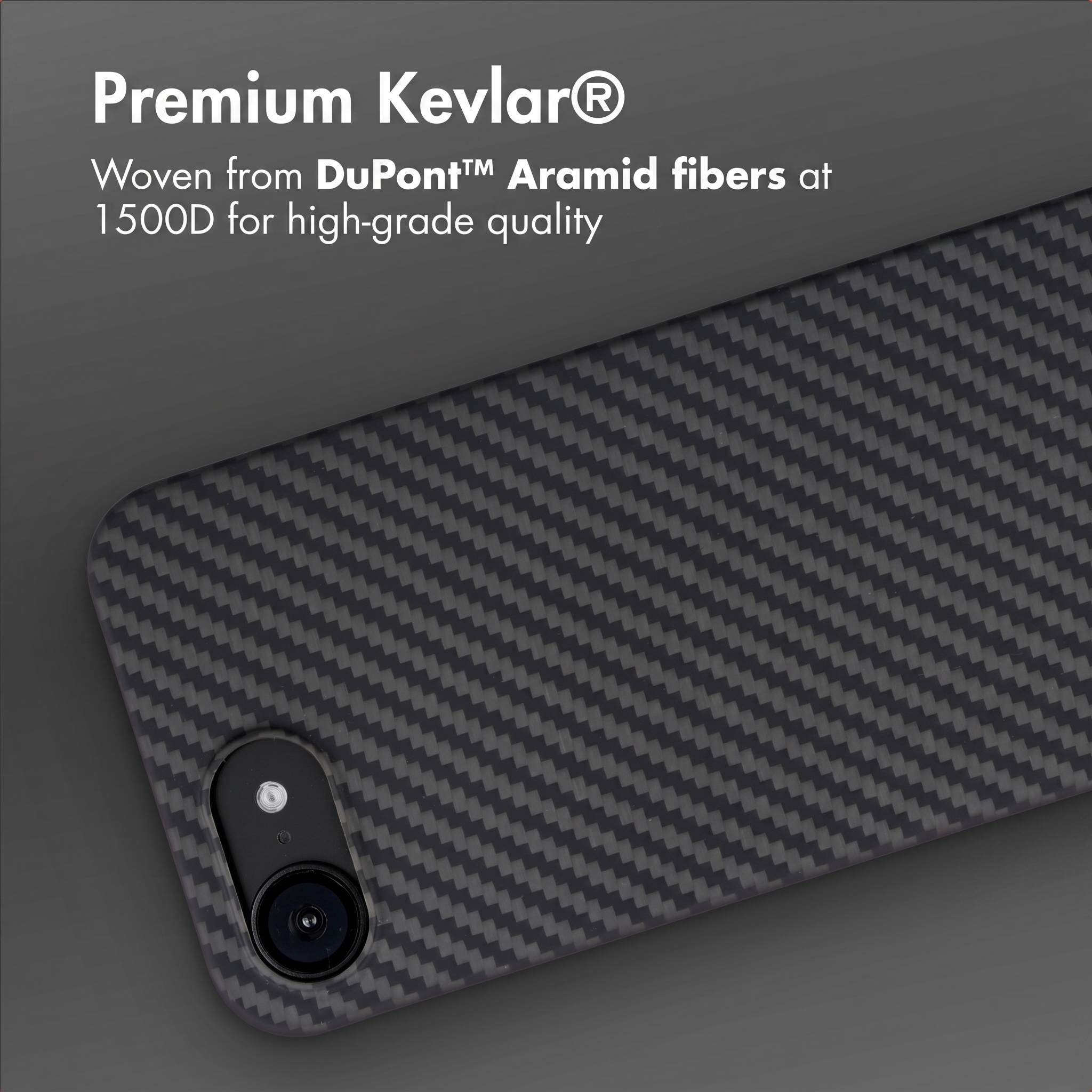 Eine schwarze Kohlefaser-Smartphone-Hülle mit Kameraaussparung und Text über Premium-Kevlar-Material.