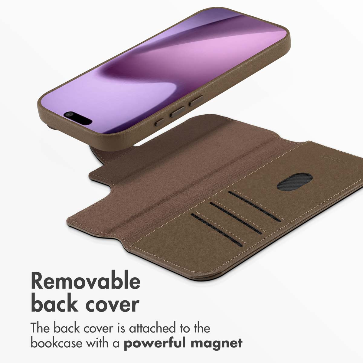Una funda de cuero marrón con parte trasera magnética extraíble y ranuras para tarjetas sobre fondo blanco.