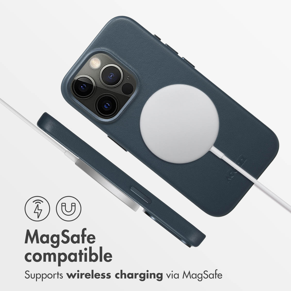 Coque de smartphone bleue avec chargeur MagSafe et icone de charge sans fil sur fond blanc.