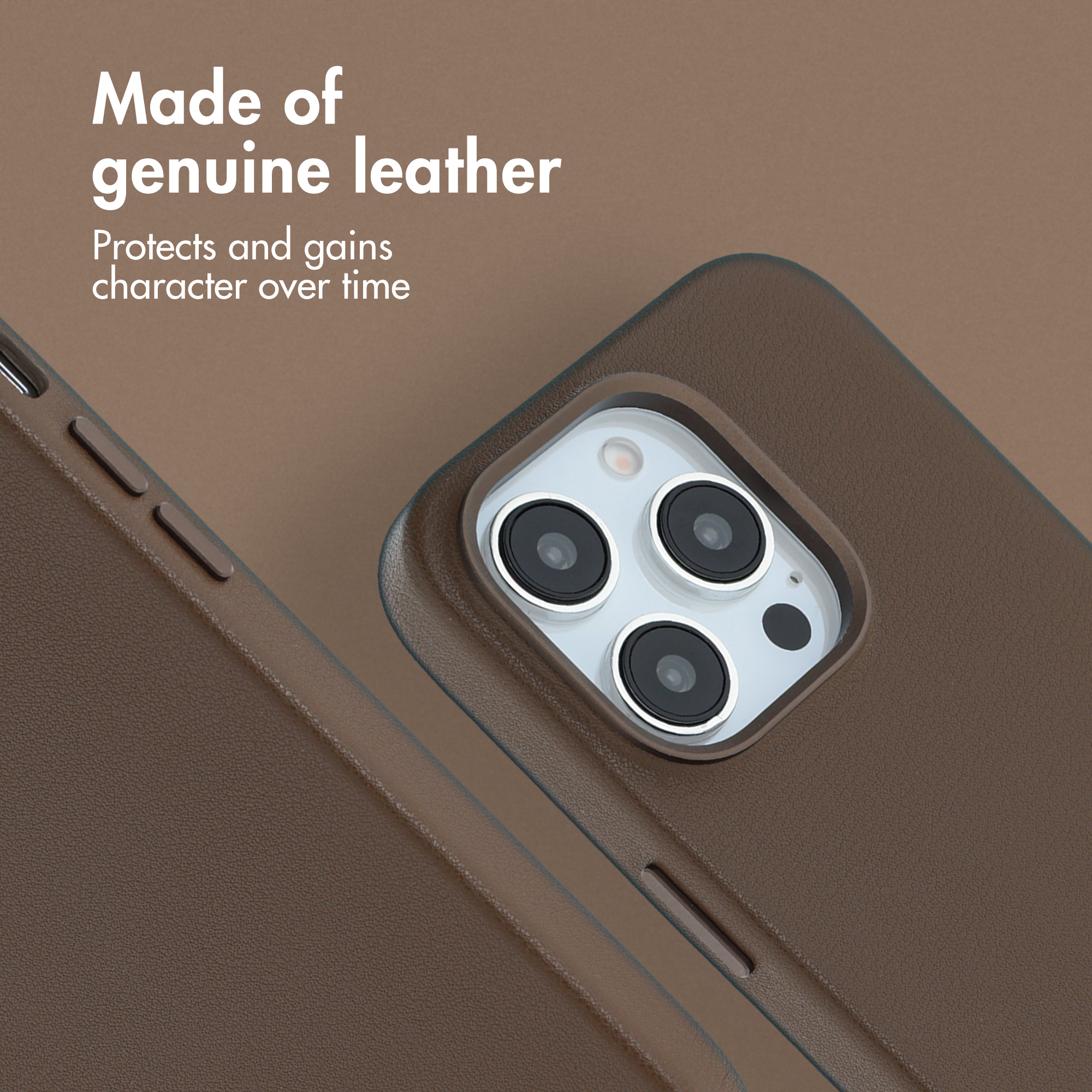 Custodia per cellulare in pelle marrone con tripla fotocamera e testo.