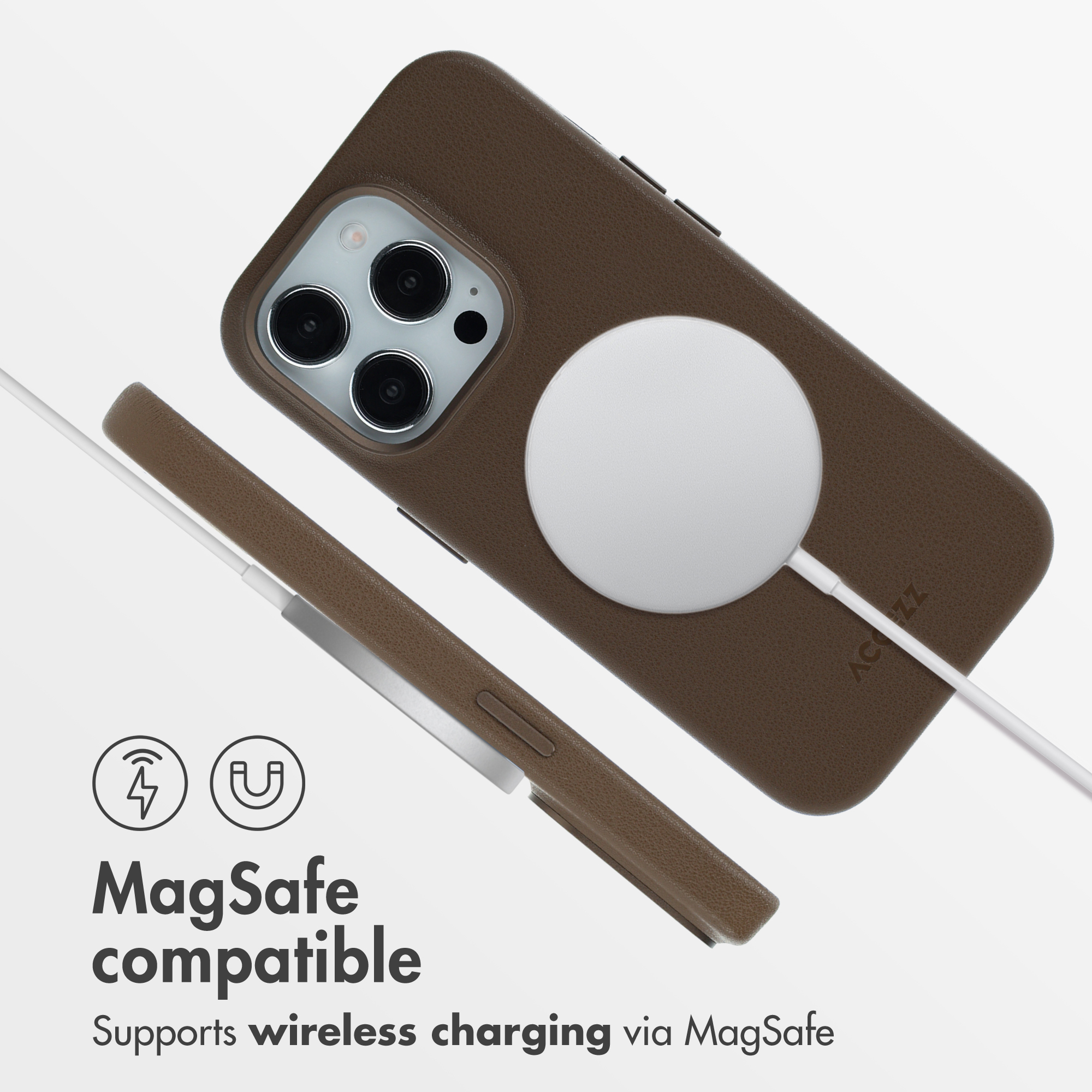 Custodia per telefono in pelle marrone con caricatore MagSafe su sfondo bianco.