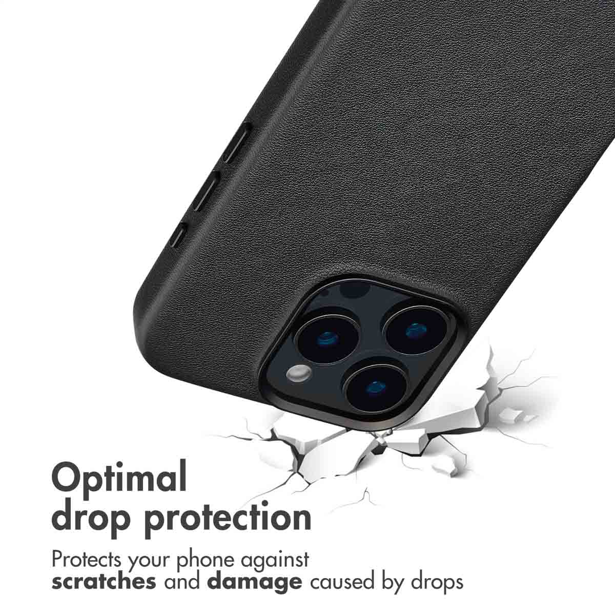 Une coque de smartphone noire montre trois caméras sur une surface blanche fissurée avec du texte.