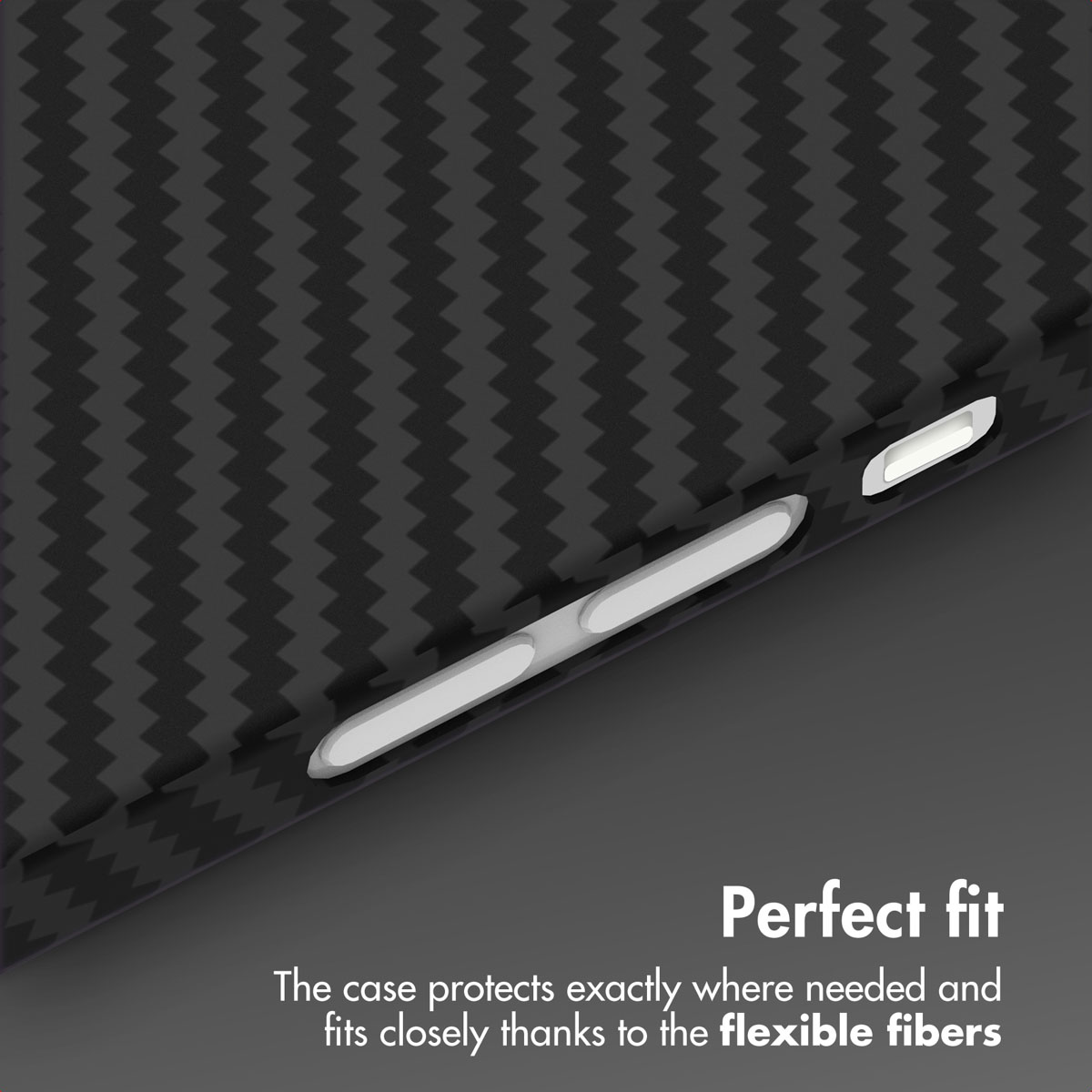Una funda de fibra de carbono negra con recortes precisos y texto que dice 'Perfect fit'.