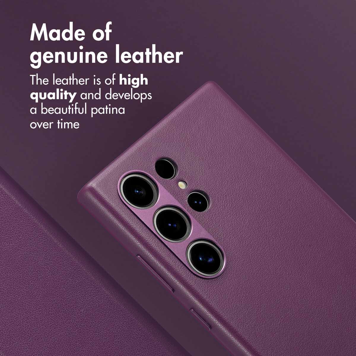 Coque de téléphone en cuir violet avec module photo, texte sur le cuir.
