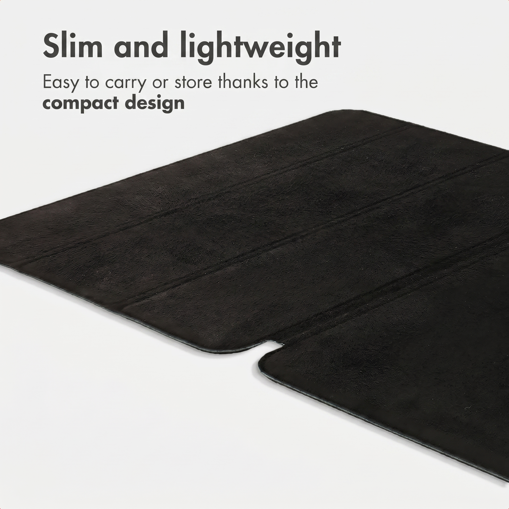 Een zwarte opvouwbare mat op witte achtergrond met tekst over het slanke design.