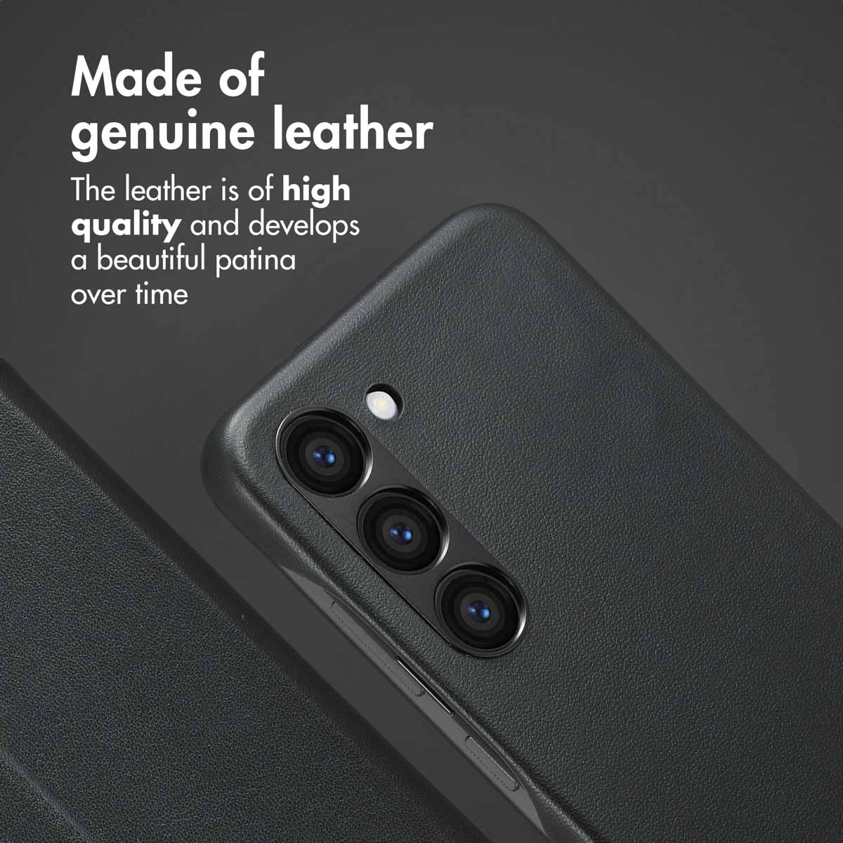 Zwarte leren smartphonehoesje met camera-uitsparing en tekst.