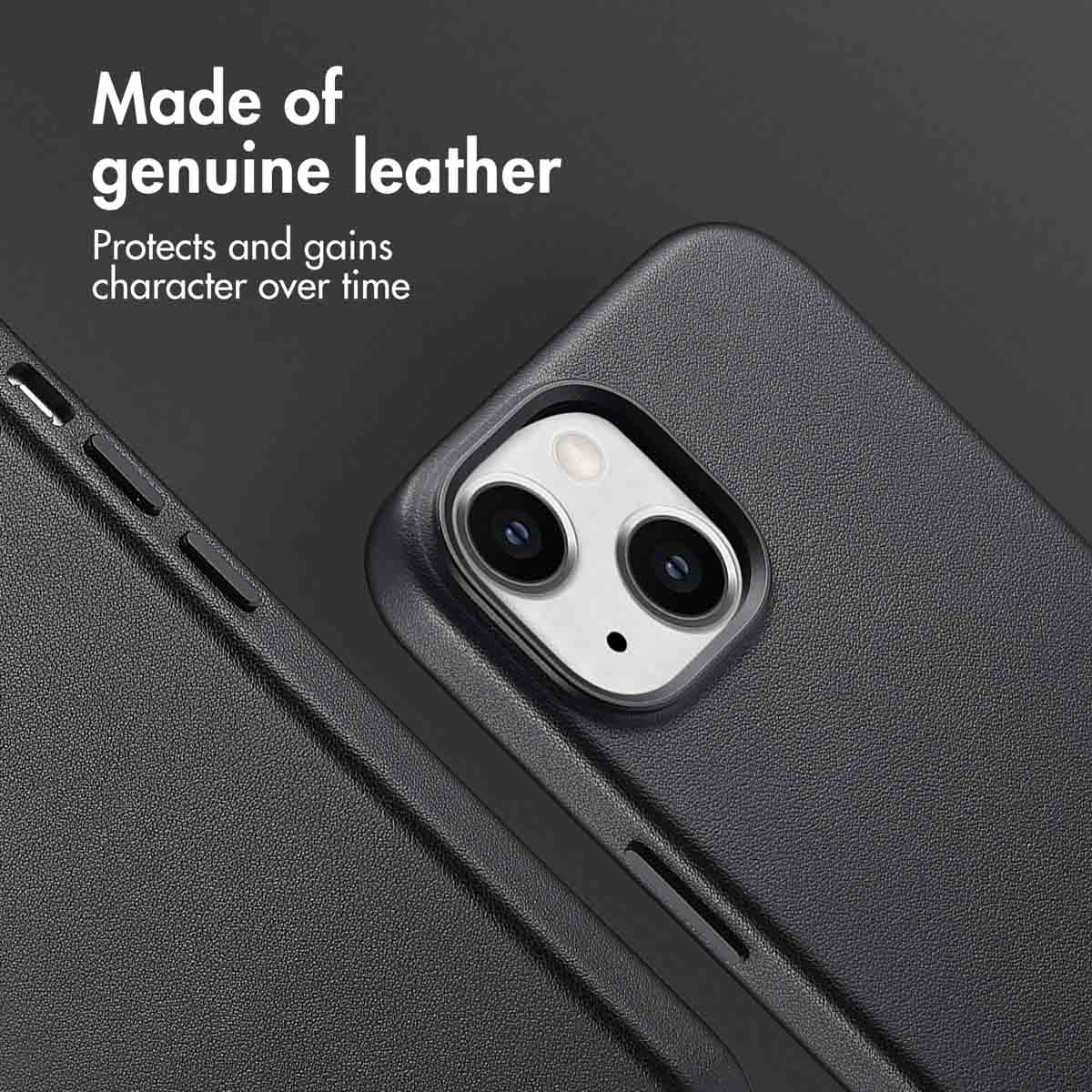 Custodia per telefono in pelle nera con ritaglio per fotocamera e testo bianco.