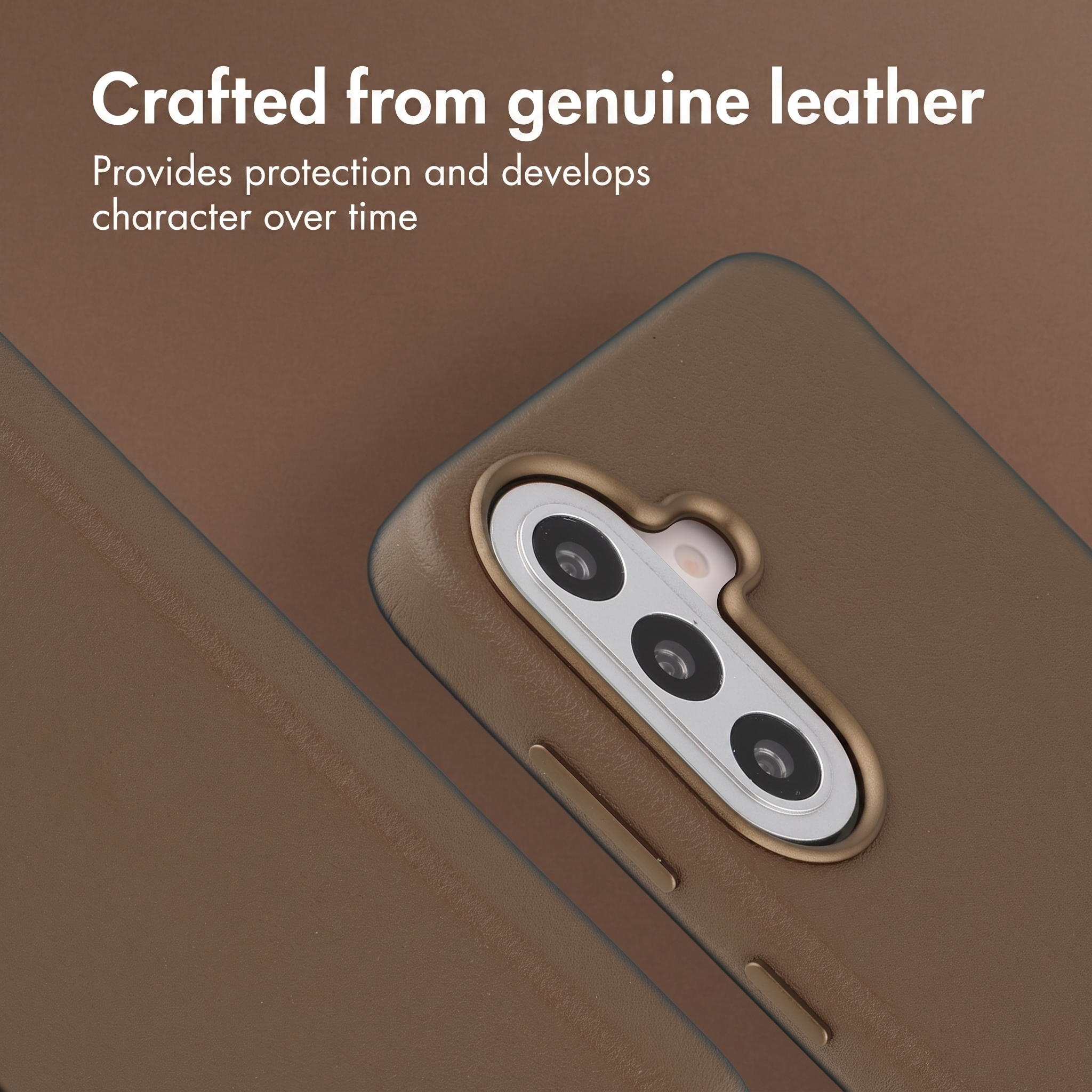 Funda de móvil de cuero marrón con triple lente de cámara y texto arriba.