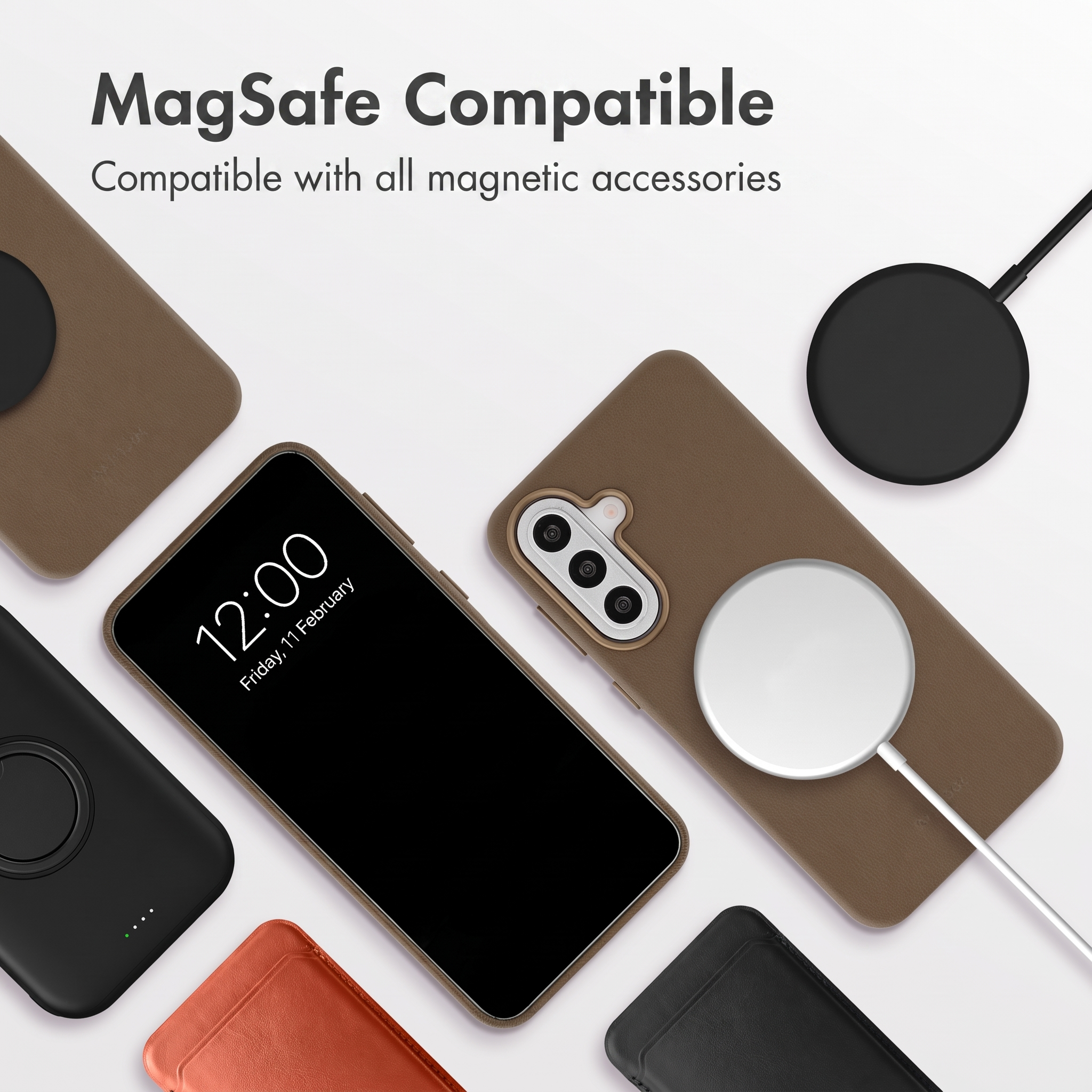 Smartphone compatible con MagSafe con funda marrón y cargador sobre fondo blanco.