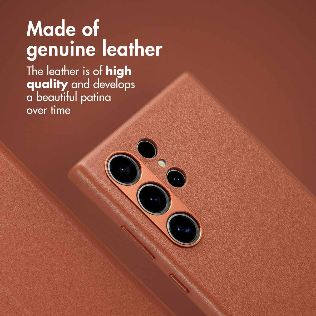 Coque de téléphone en cuir marron avec module caméra, texte: Made of genuine leather.
