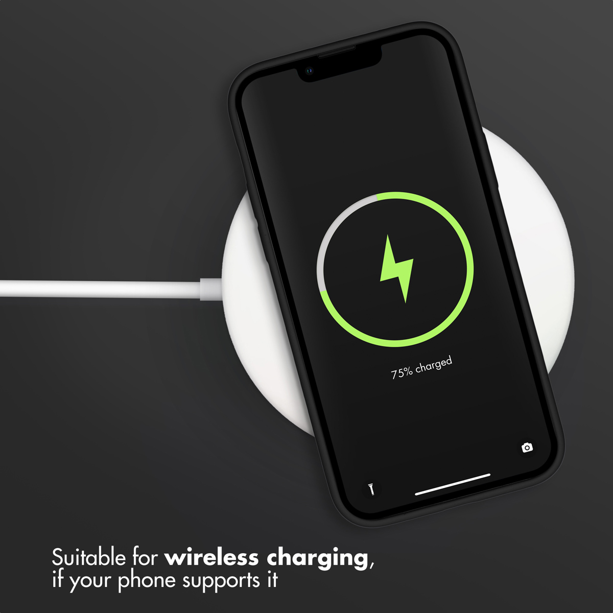 Smartfon ładuje się bezprzewodowo na białej podkładce ładującej na ciemnym tle.