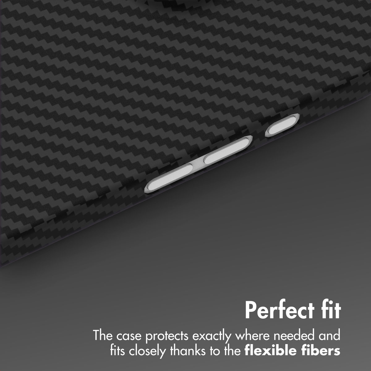 Funda protectora de fibra de carbono con recortes precisos para botones, sobre fondo gris con texto.
