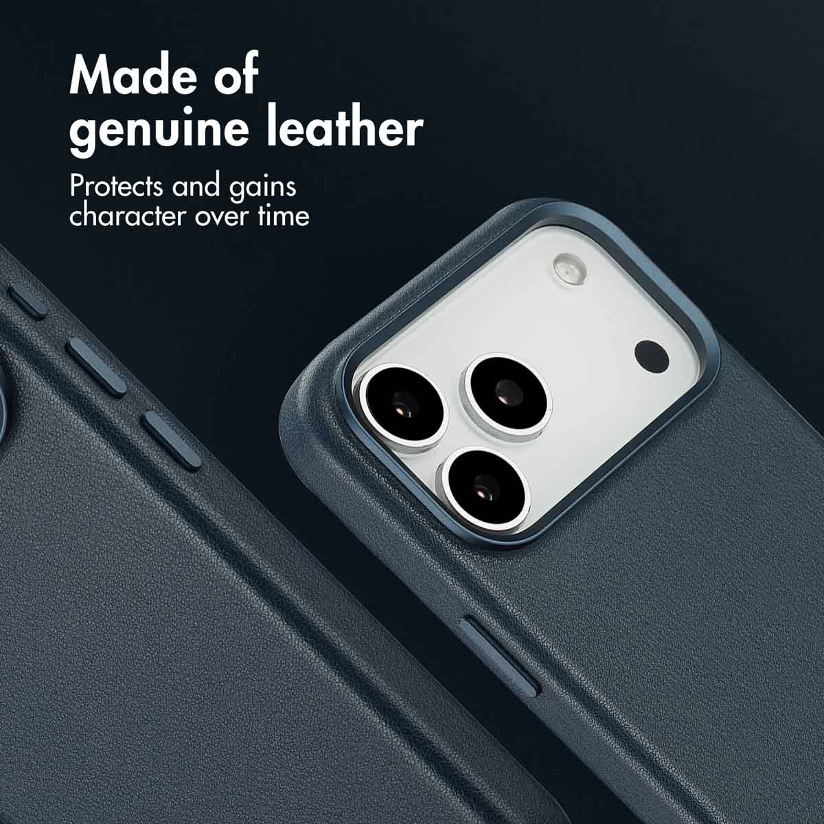 Coque de téléphone en cuir bleu foncé avec triple appareil photo. Texte : Made of genuine leather.