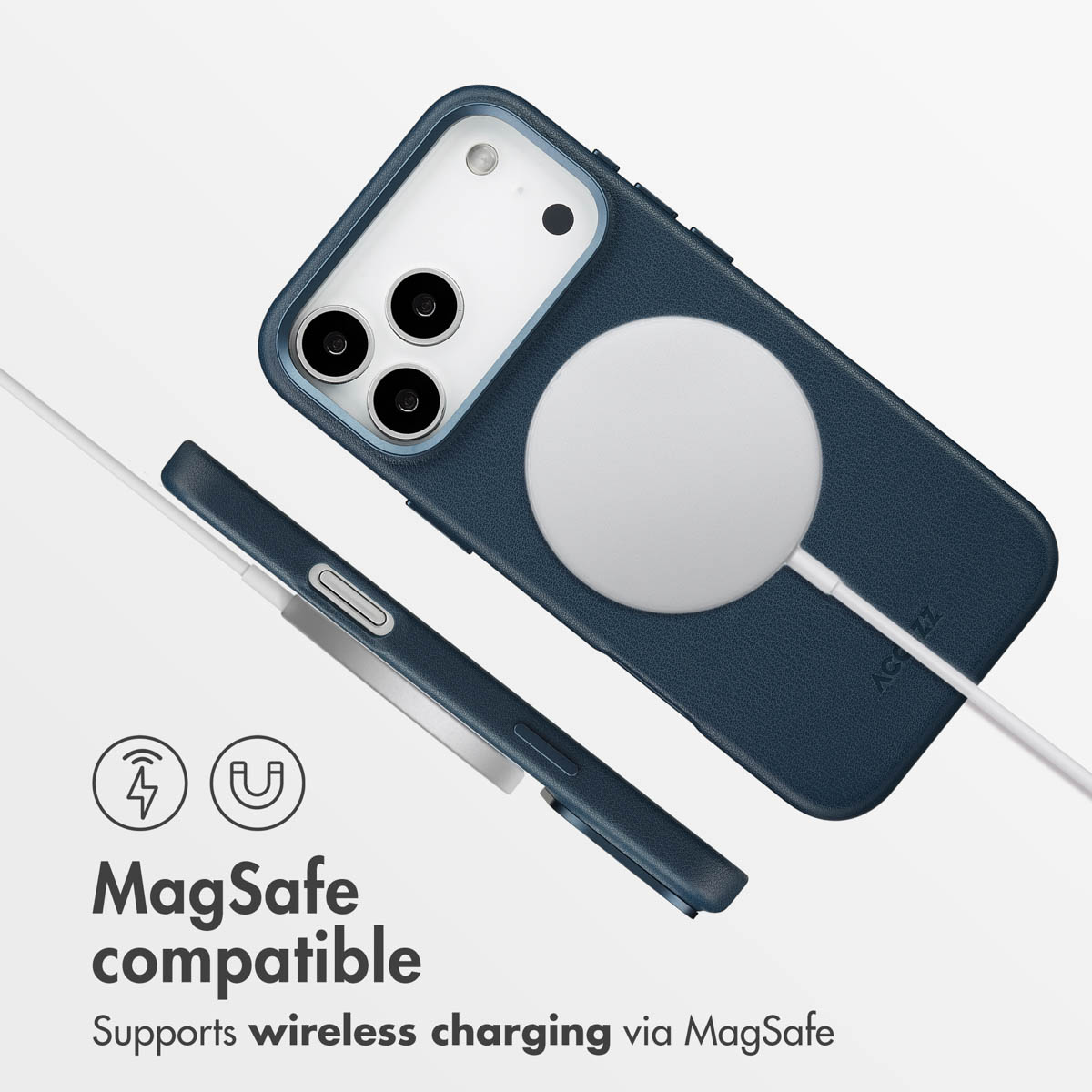 Coque de téléphone bleue MagSafe avec chargeur sans fil sur fond blanc.