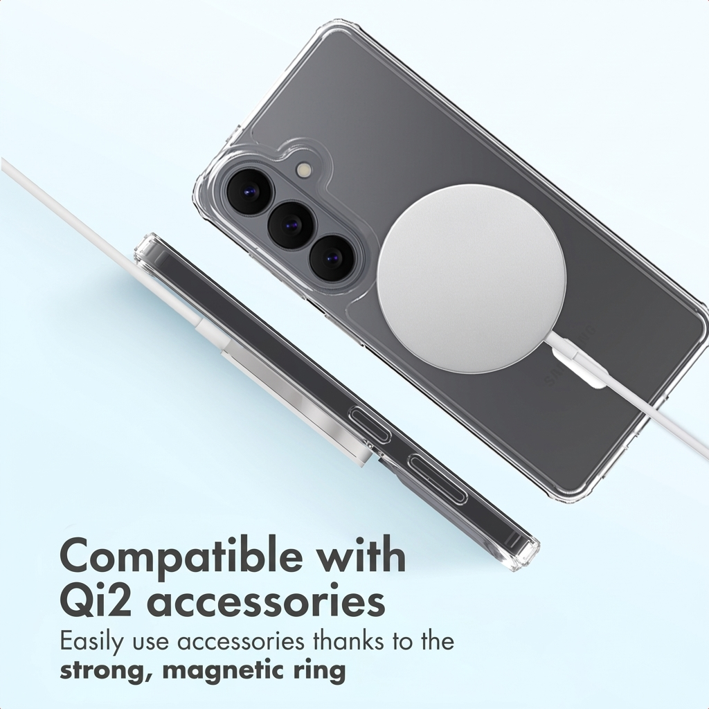 Teléfono en funda transparente con cargador MagSafe blanco y cable sobre fondo azul claro.