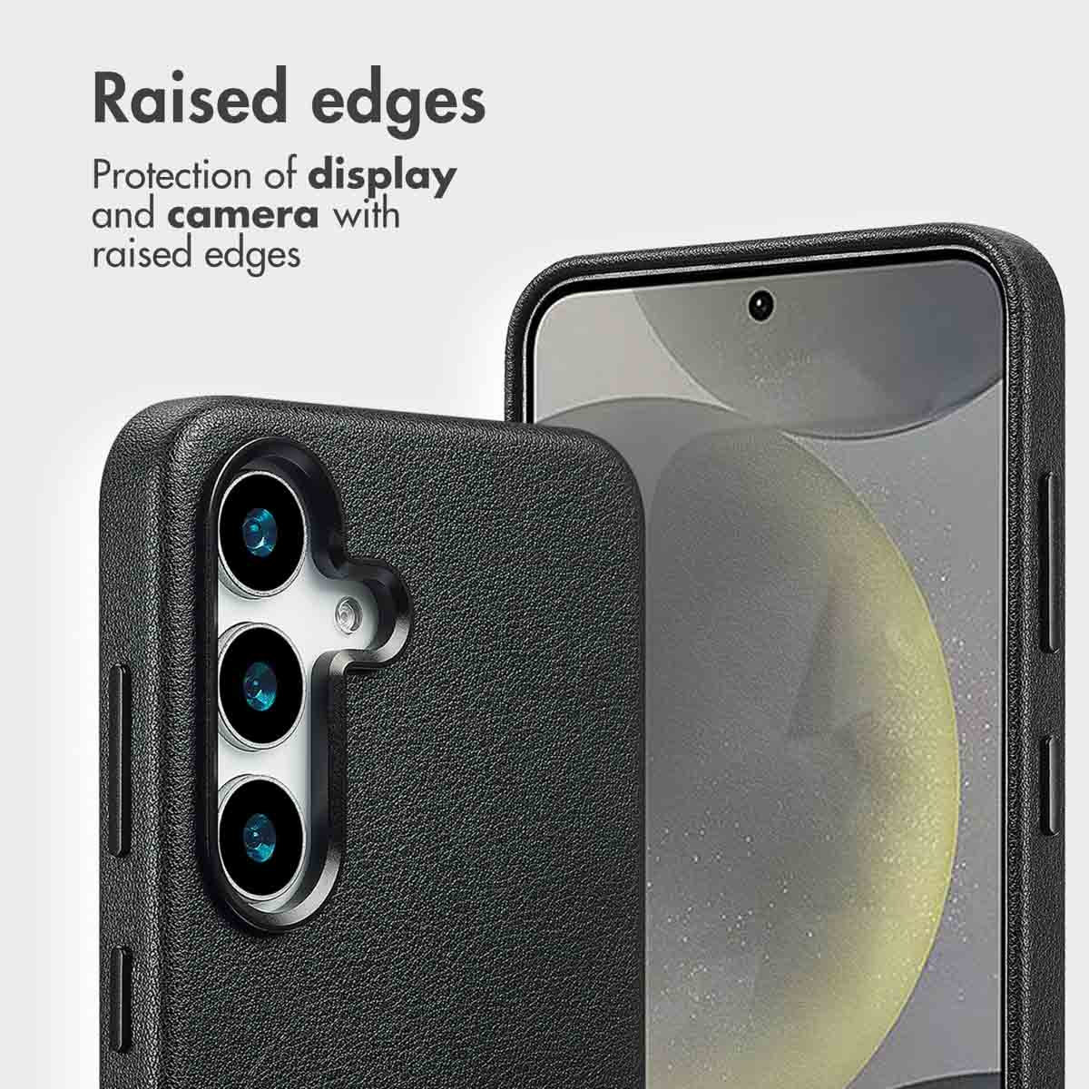 Una custodia nera evidenzia i bordi rialzati per proteggere fotocamera e schermo.