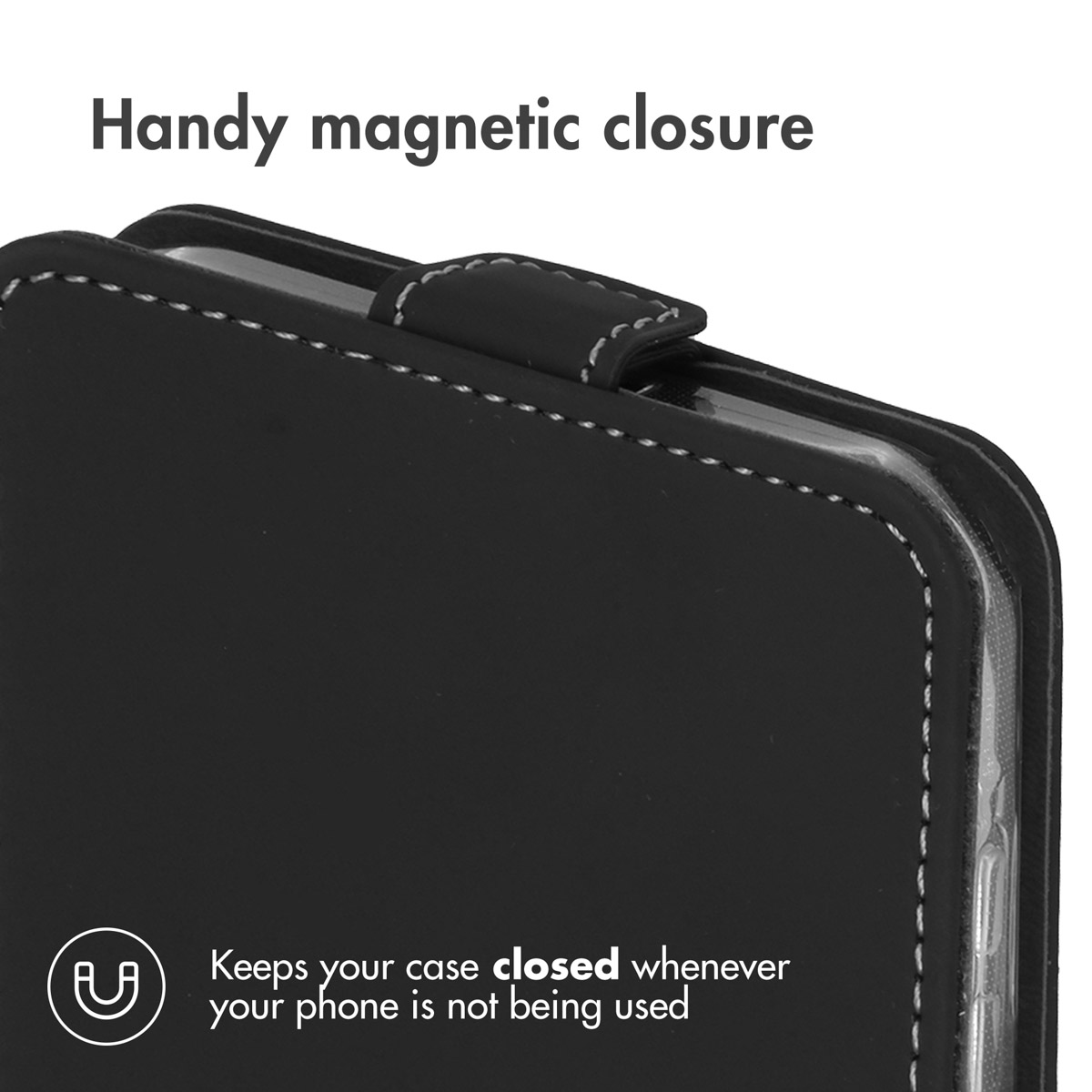 Étui de téléphone en cuir noir avec coutures blanches et languette de fermeture magnétique.