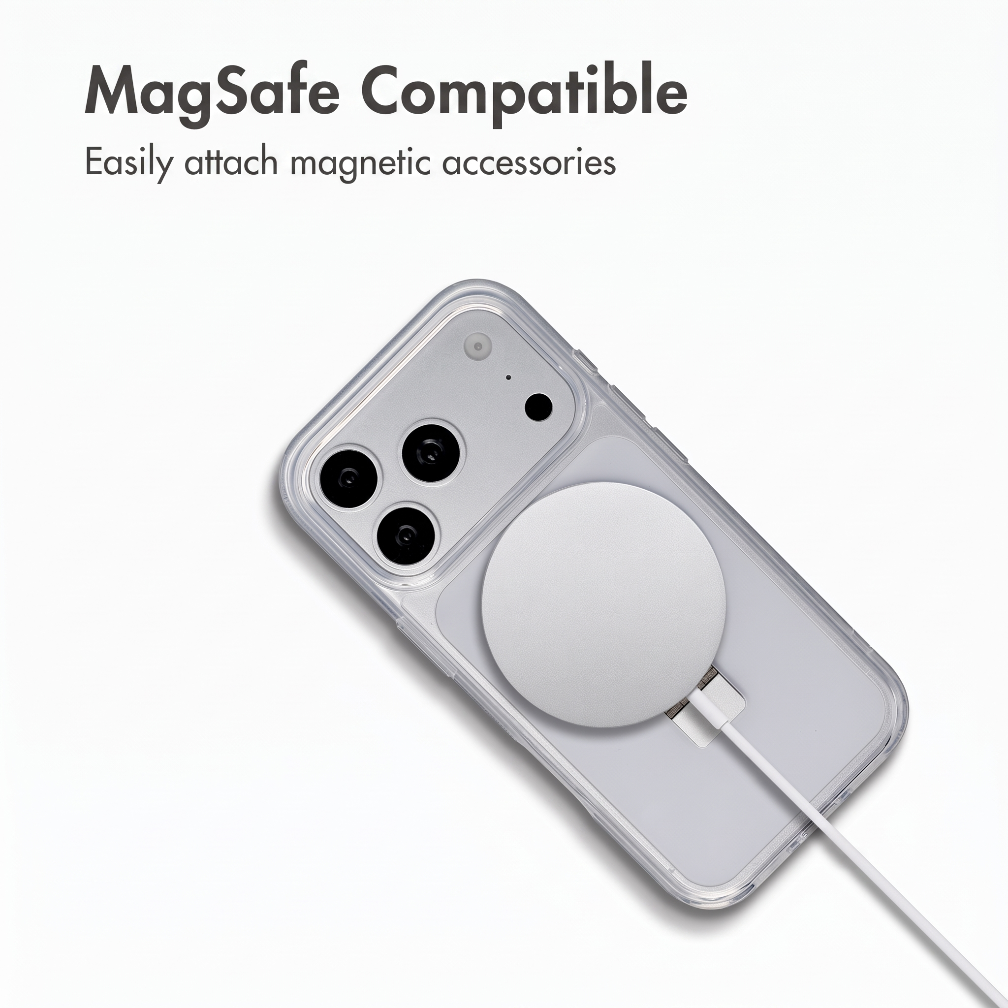 Un telefono in una custodia trasparente collegato a un caricabatterie MagSafe.