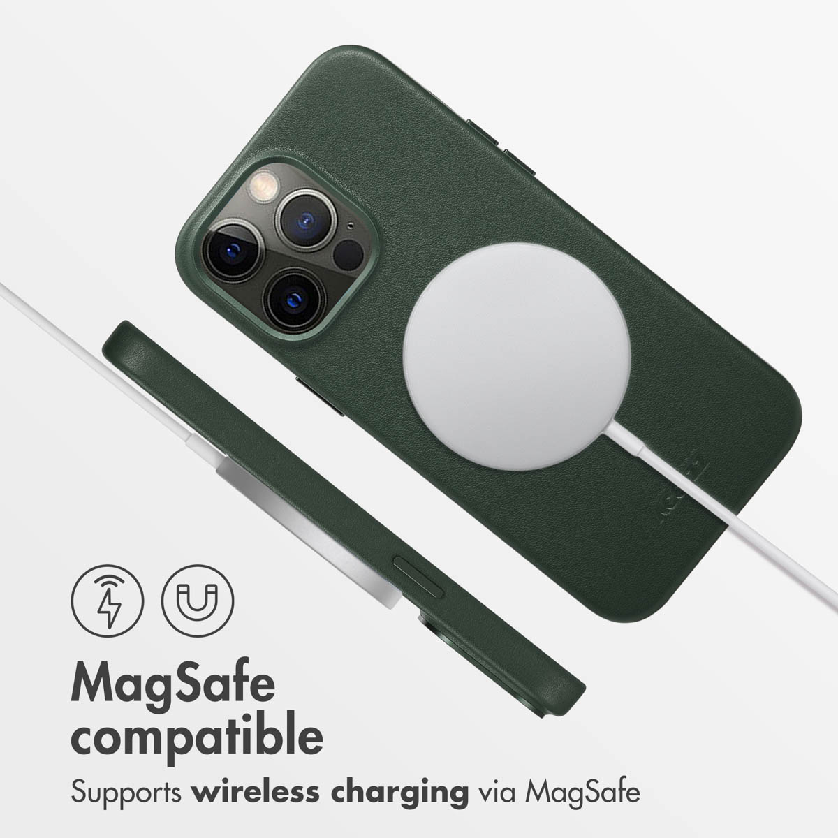 Une coque de téléphone vert foncé avec un chargeur MagSafe blanc au dos et un texte indiquant compatible MagSafe.