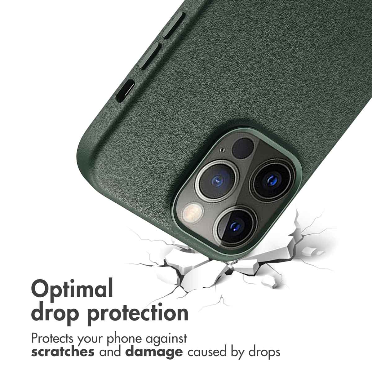 Coque de téléphone verte avec découpe d'appareil photo impactant une surface blanche et fissurée.