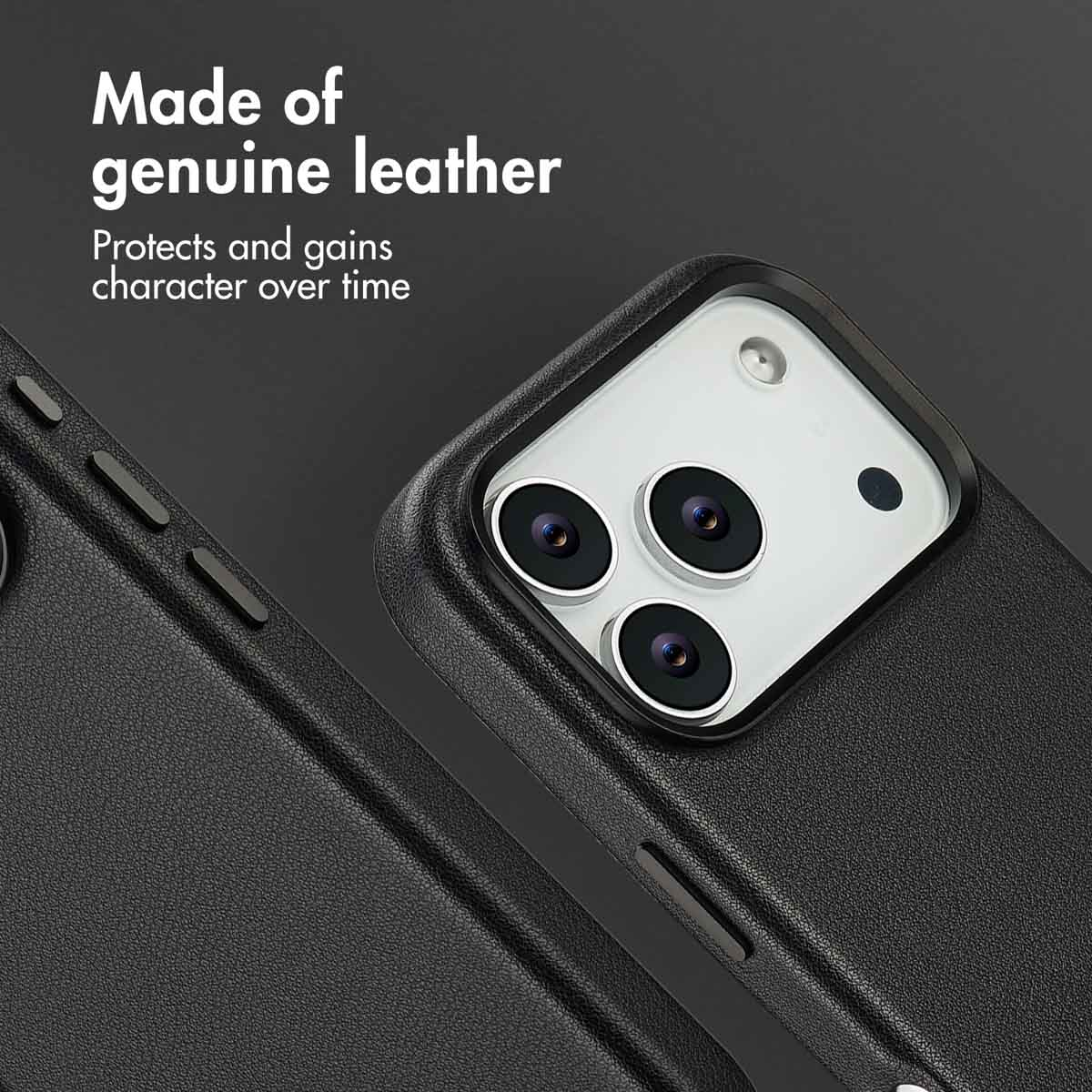 Primer plano de una funda de piel negra para smartphone con recortes para cámara y texto.