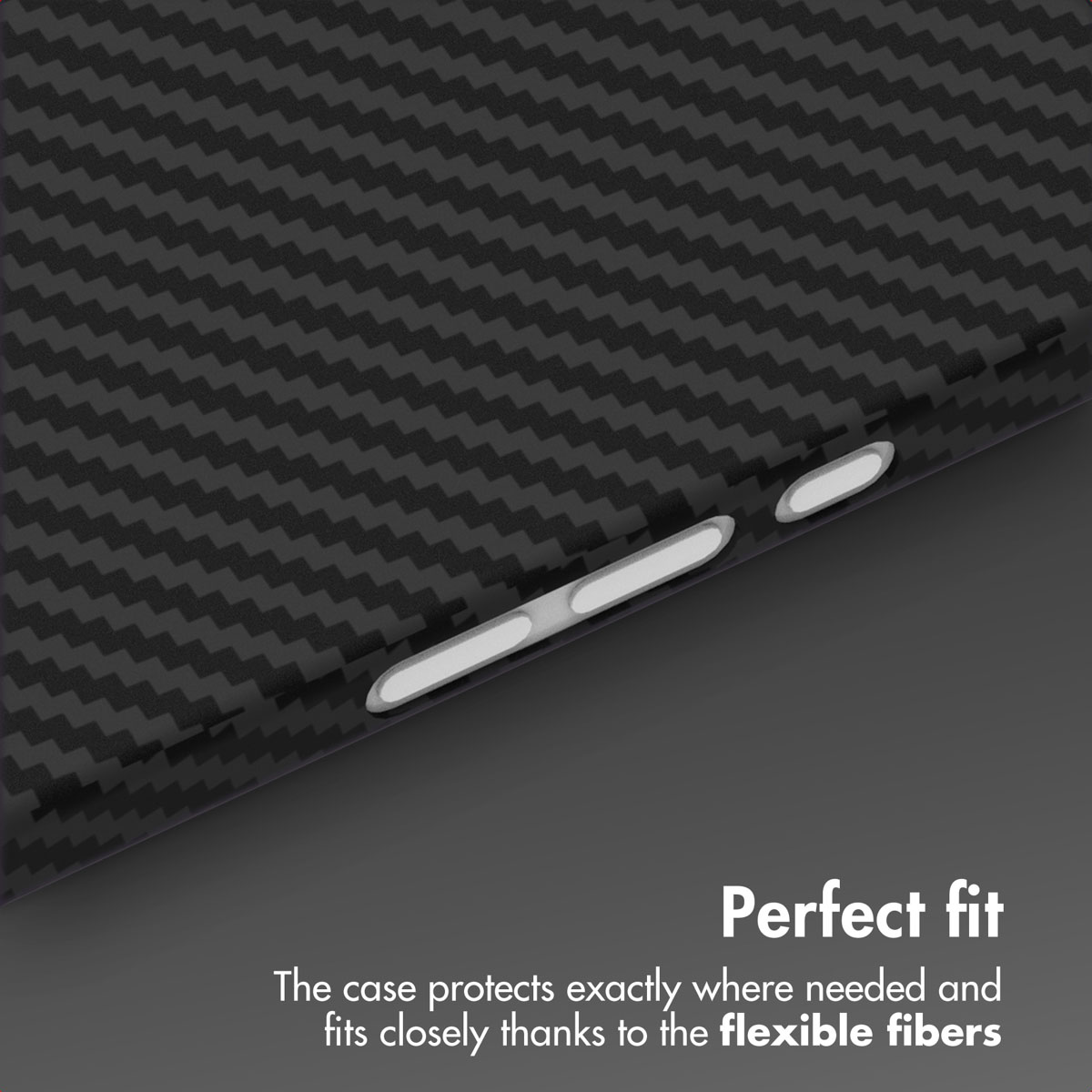 Primer plano de una funda de fibra de carbono con botones plateados.