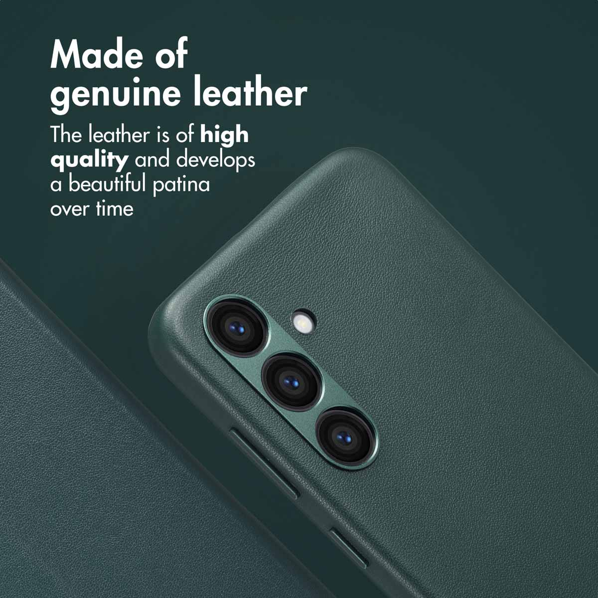 Une coque de smartphone en cuir vert foncé avec triple capteur photo et texte qualitatif.