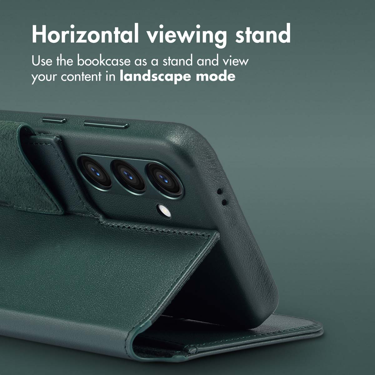 Une coque de smartphone vert foncé est dotée d'un support intégré, maintenant le téléphone pour un affichage horizontal.