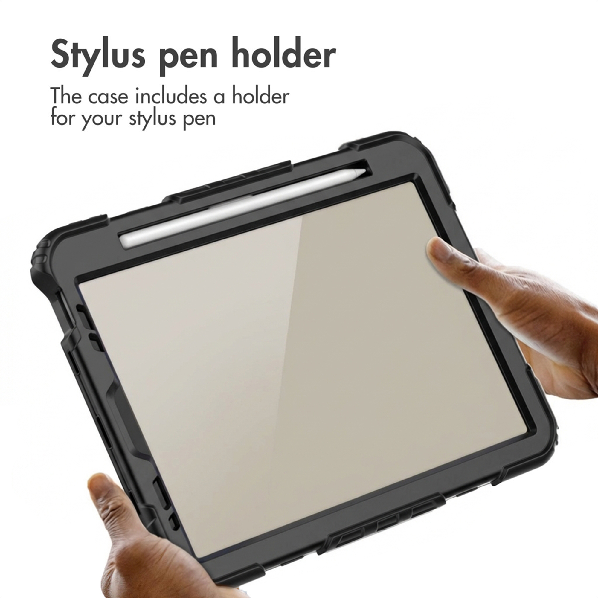 Un tablet in una custodia protettiva nera con supporto integrato per pennino nella parte superiore.