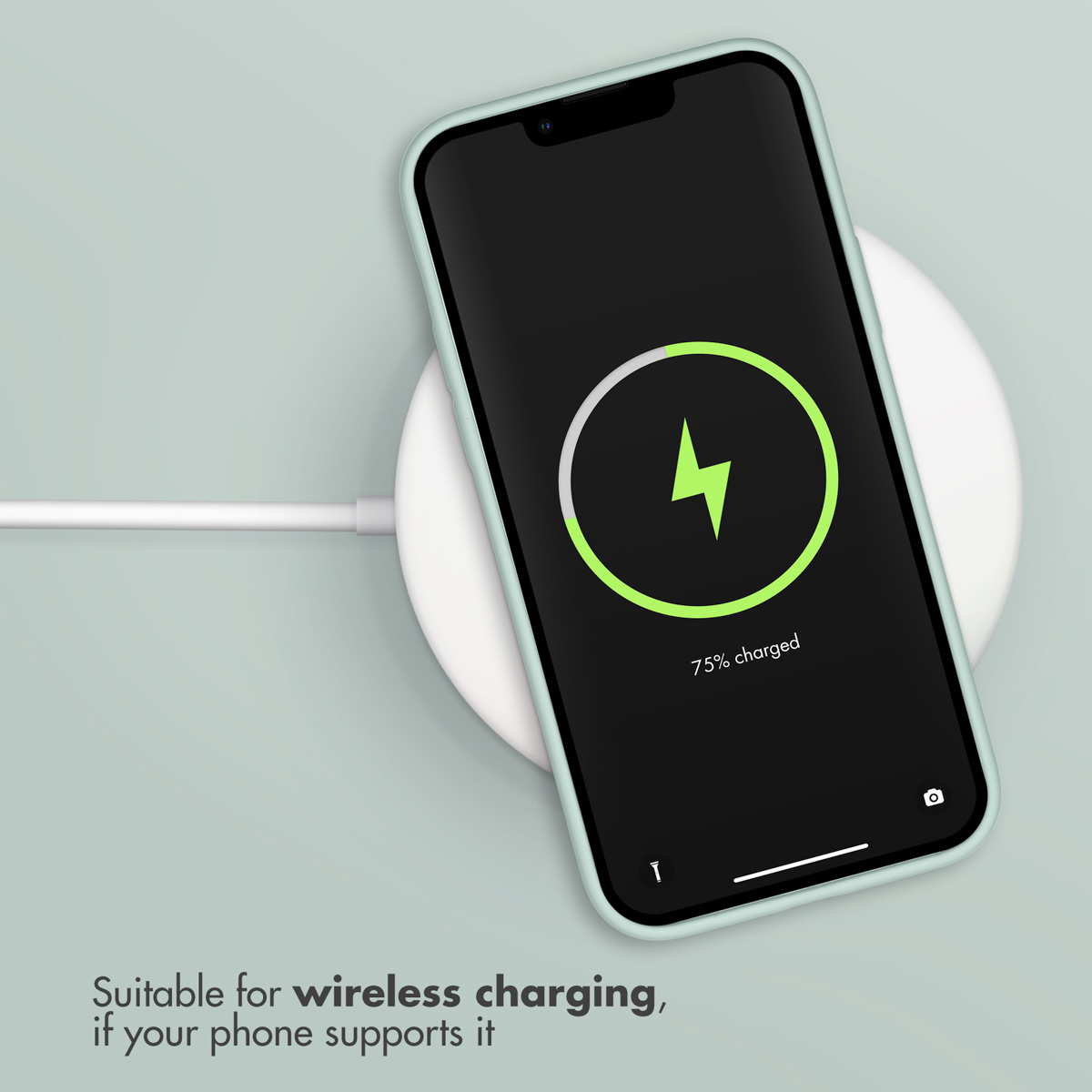 Smartfon na bialej ladowarce bezprzewodowej pokazuje 75 procent naładowania baterii.