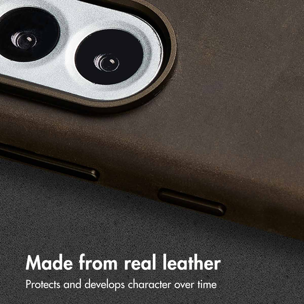 Nahaufnahme einer braunen Leder-Handyhülle mit zwei Kameras und Seitentasten. Text lautet Made from real leather.