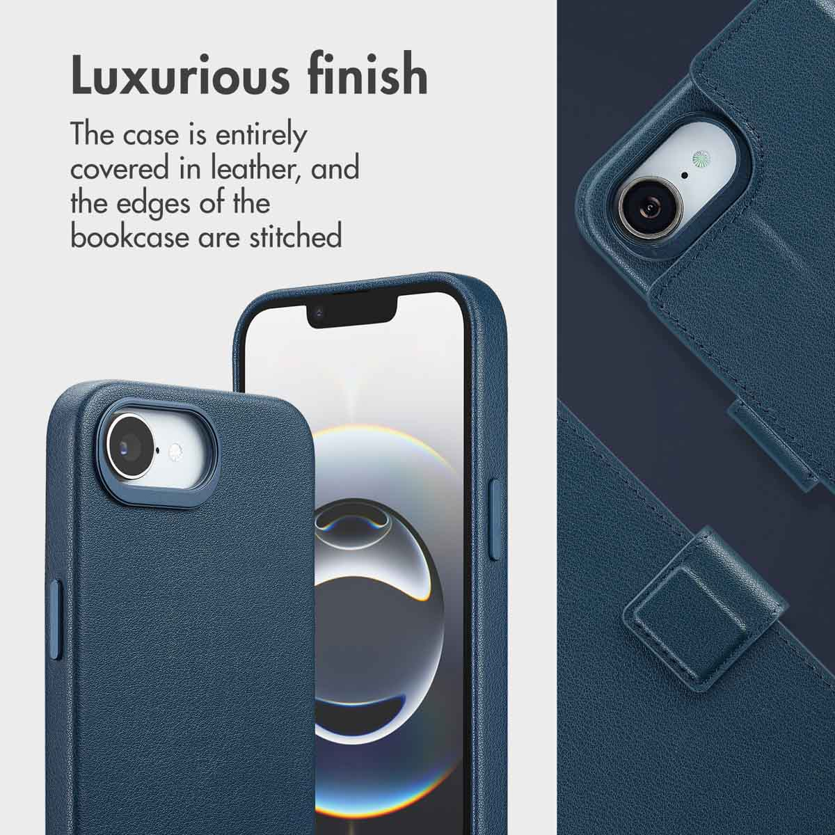Custodia per telefono in pelle blu con bordi cuciti e foro per fotocamera.