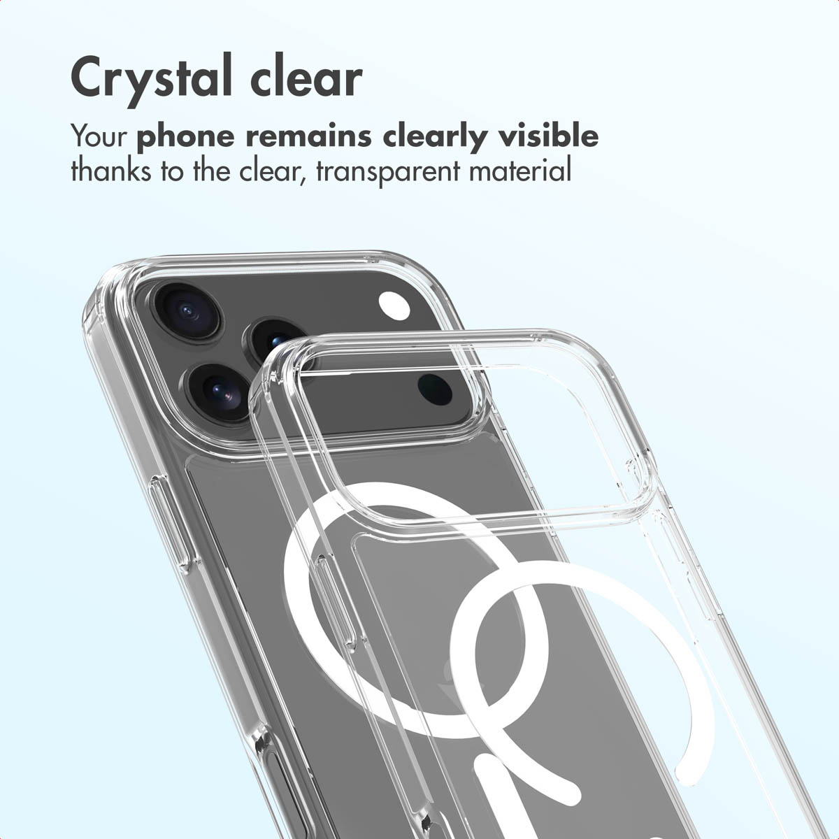 Funda transparente para teléfono con anillo MagSafe sobre fondo azul claro.