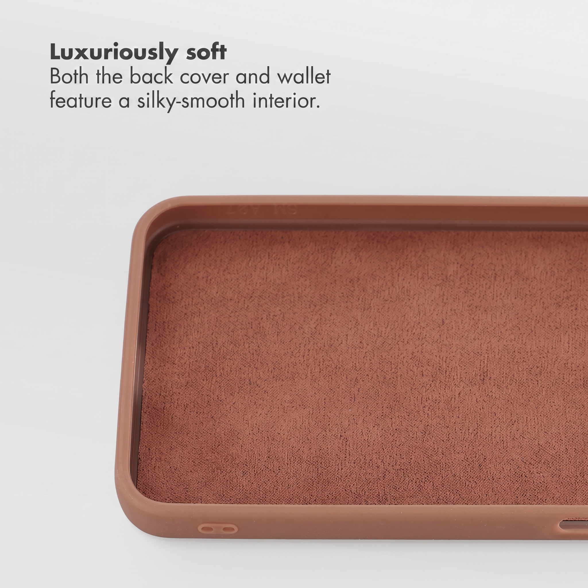 Gros plan sur l'intérieur doux et velouté d'une coque de téléphone marron sur fond clair.