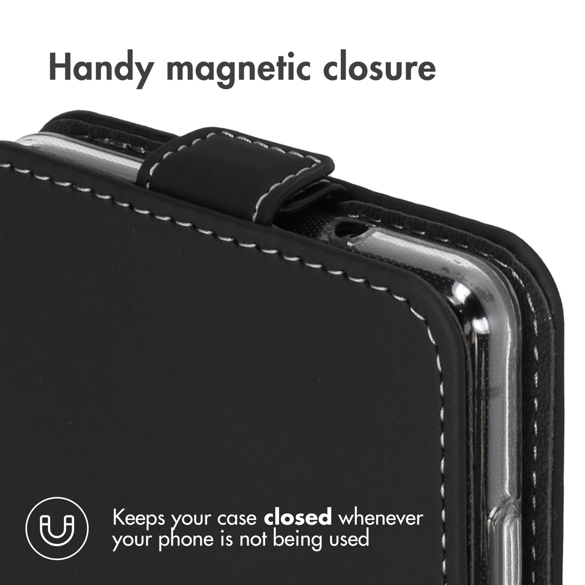 Gros plan d'un étui de téléphone noir avec languette de fermeture magnétique et surpiqûres blanches.