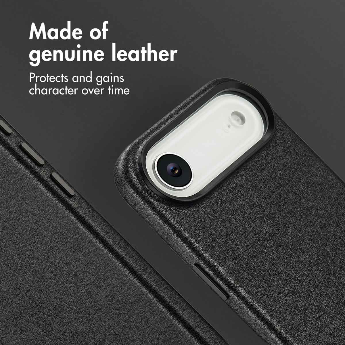 Primer plano de una funda de piel negra para smartphone con recorte de cámara y texto.