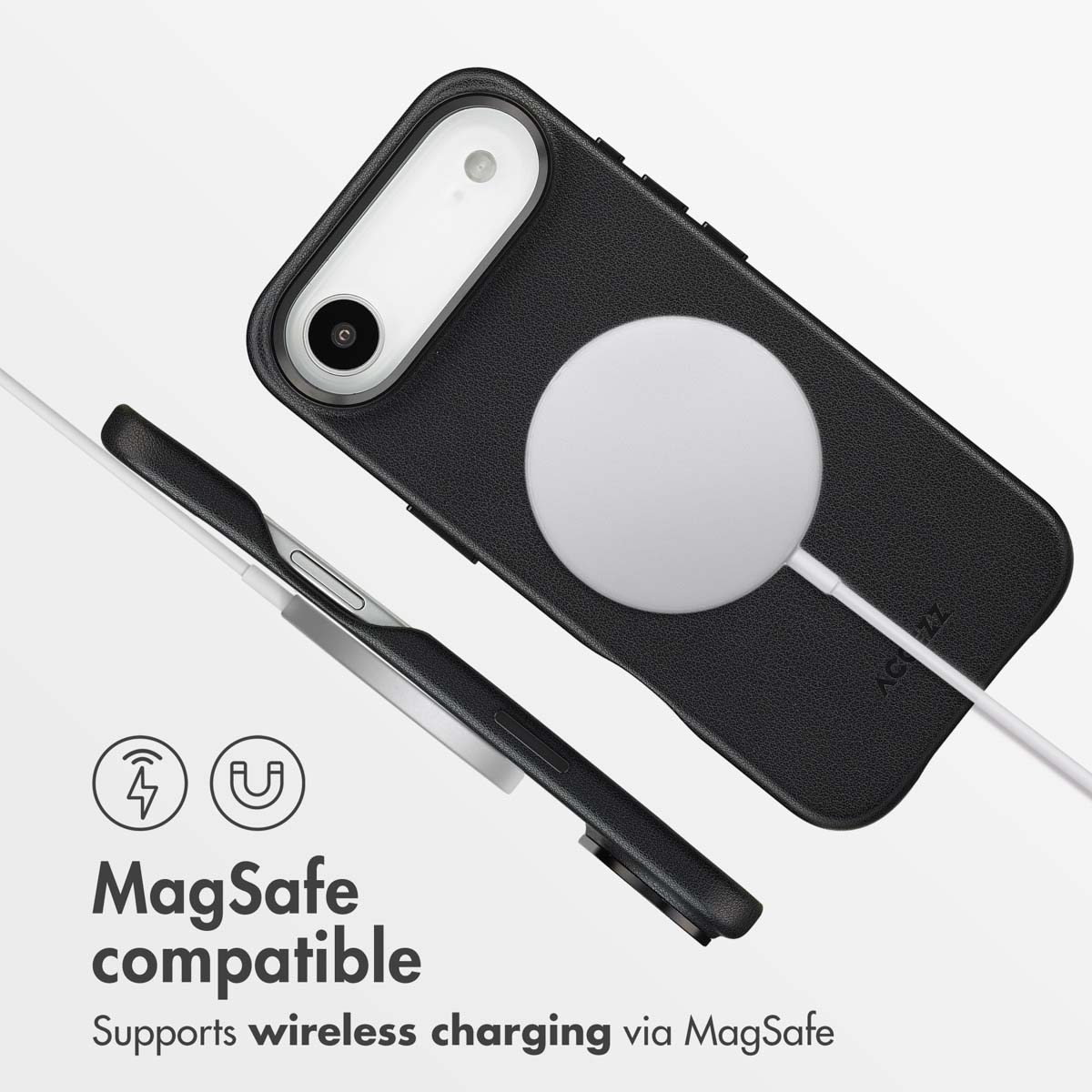 Una funda de móvil negra compatible con MagSafe y un cargador blanco sobre fondo blanco.
