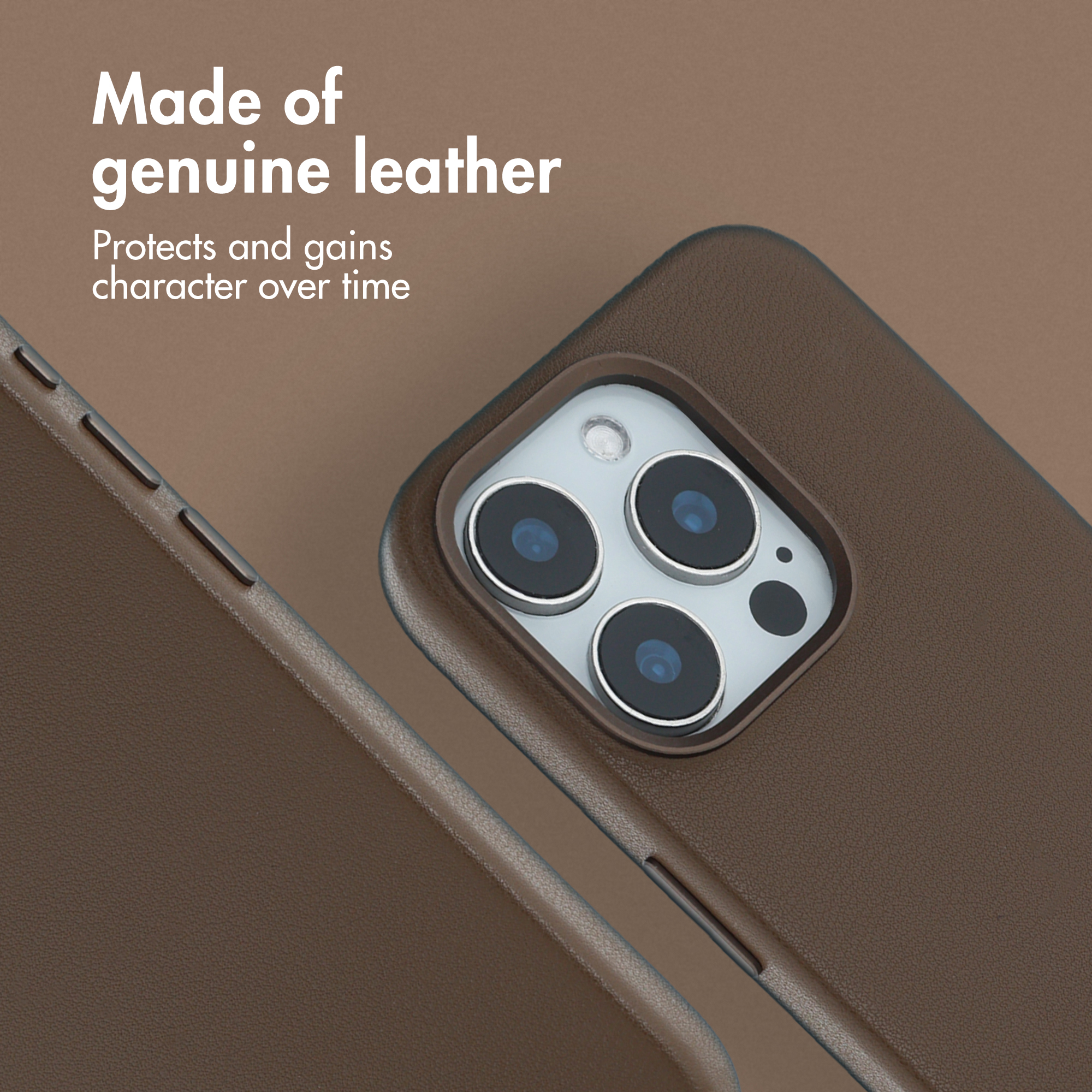 Coque de téléphone en cuir marron avec triple caméra et texte.