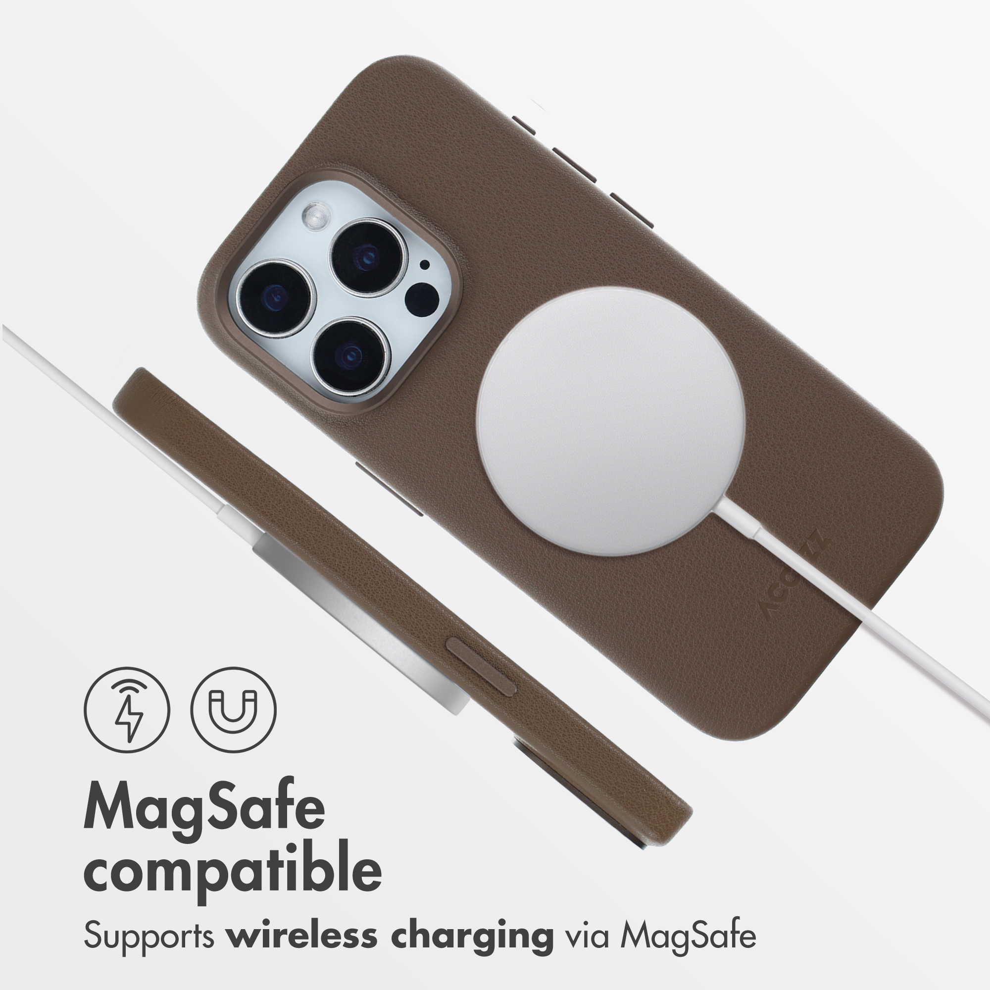 Coque de téléphone en cuir marron avec chargeur MagSafe et texte de compatibilité MagSafe.