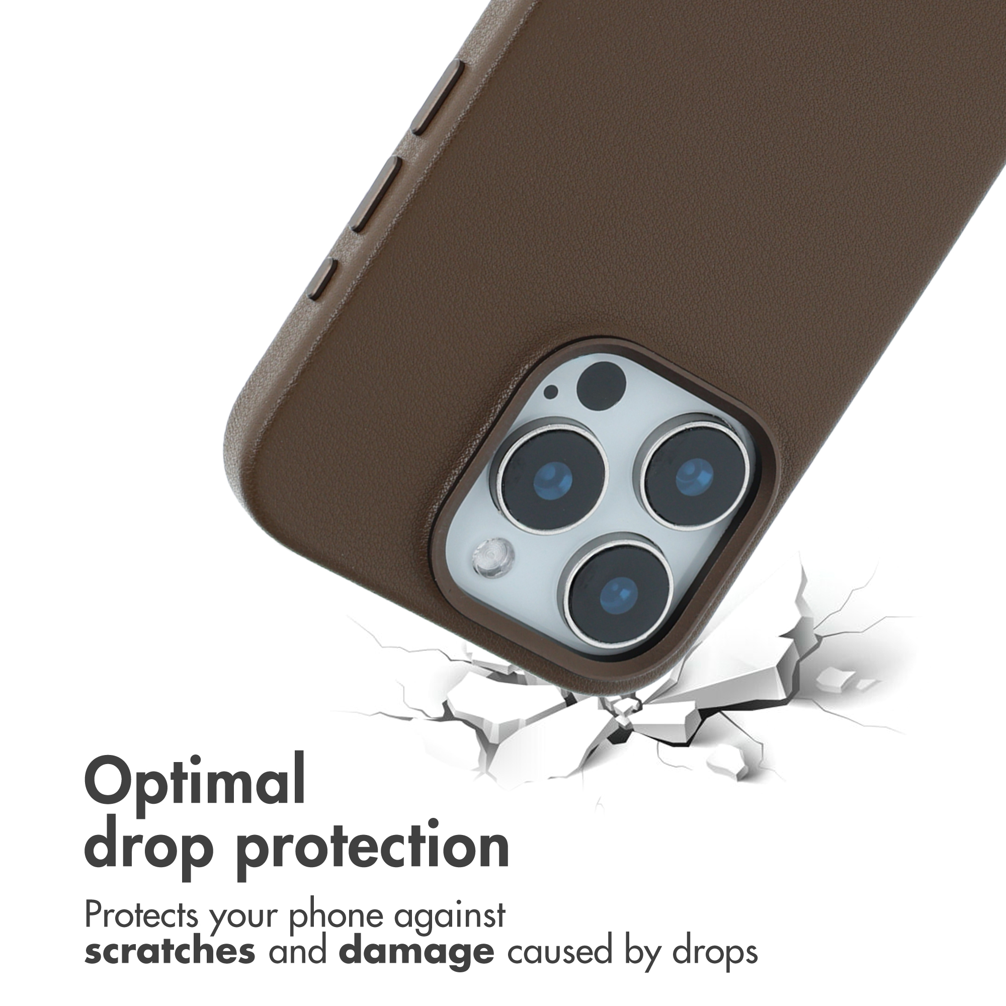 Coque de téléphone marron avec trois caméras protège des chutes, sur fond blanc fissuré.