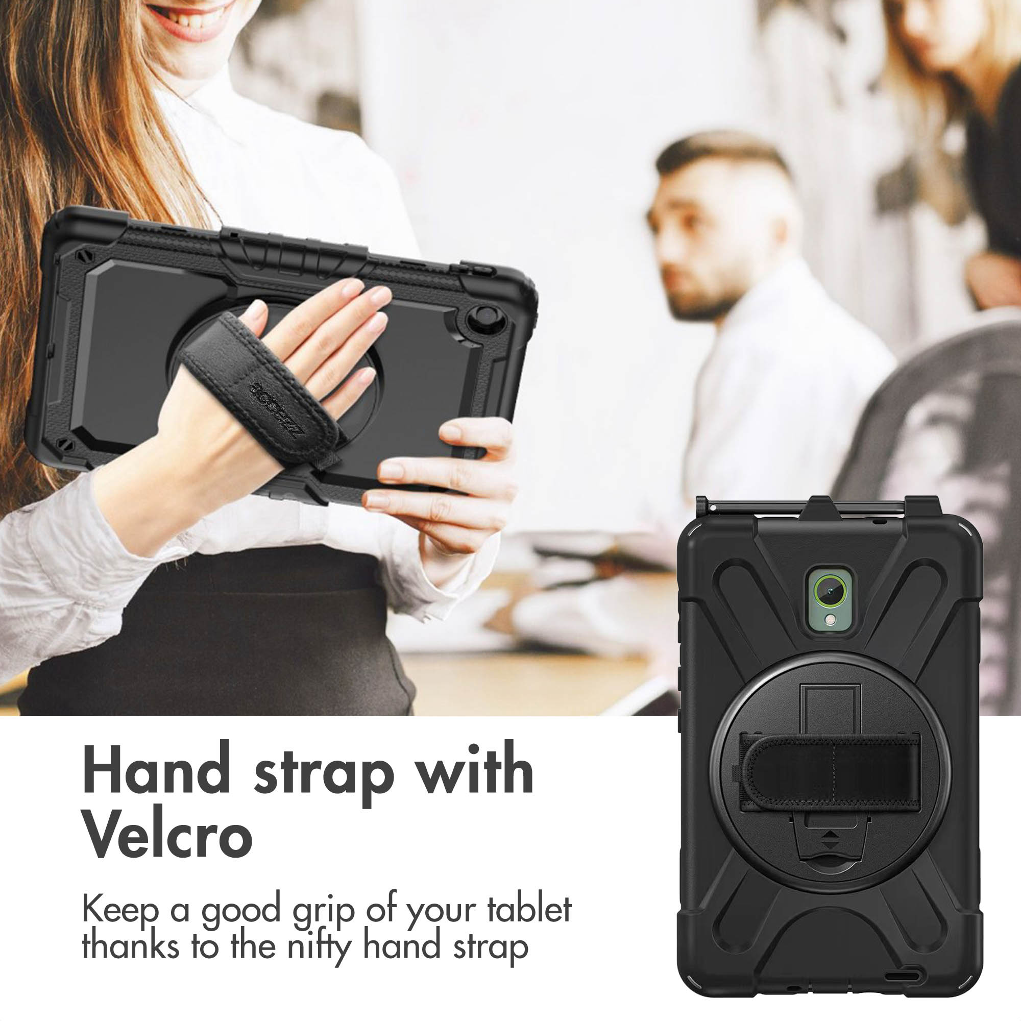 Une femme tient une tablette dans une coque de protection noire avec sangle de main velcro.