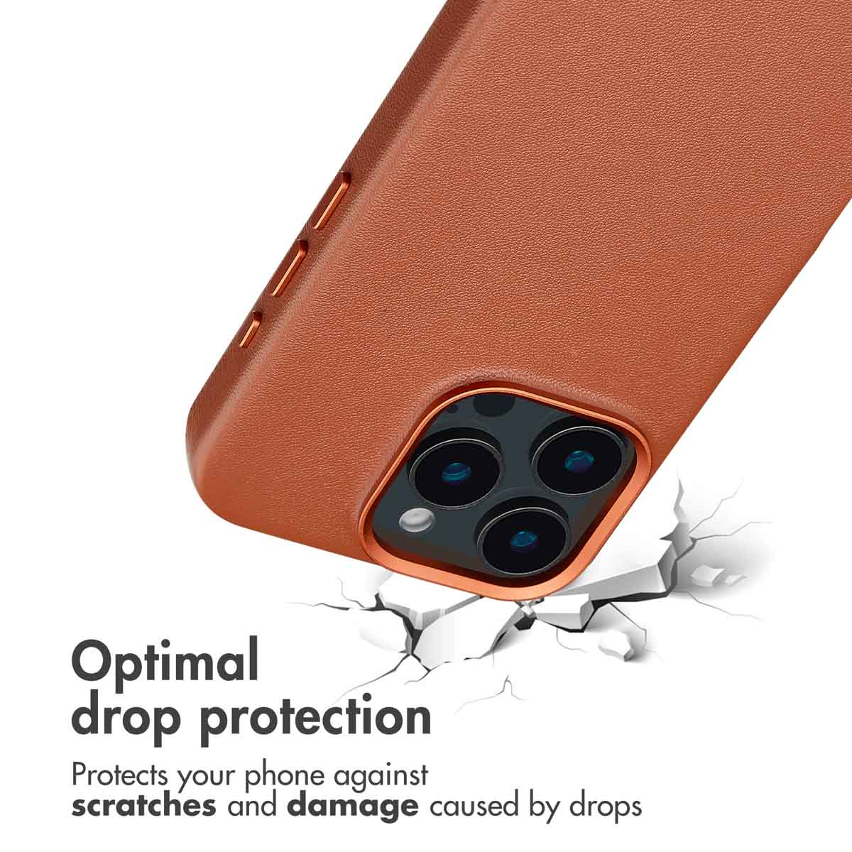 Coque de téléphone en cuir marron avec découpe pour appareil photo au-dessus d'une surface blanche craquelée.