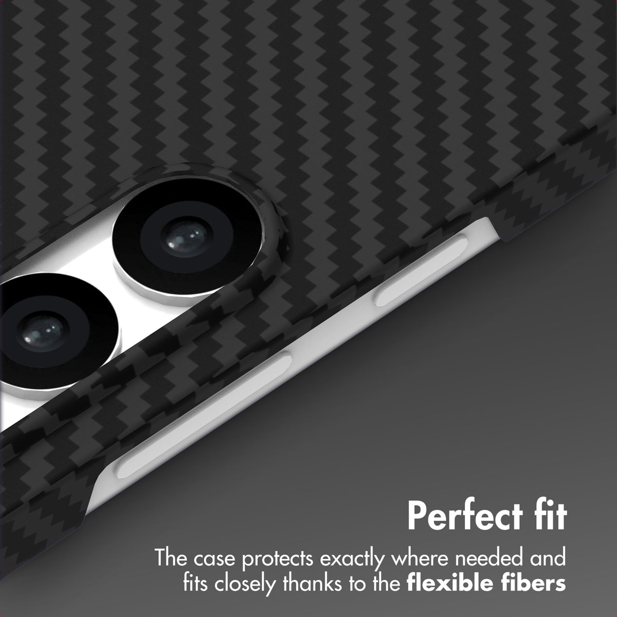 Primer plano de una funda de móvil de fibra de carbono negra con cámara dual, botones laterales y texto.